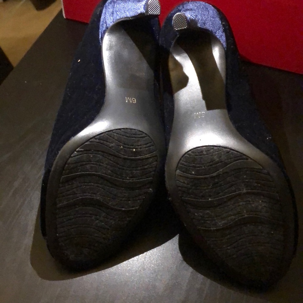Shoes - Picture 6 of 7